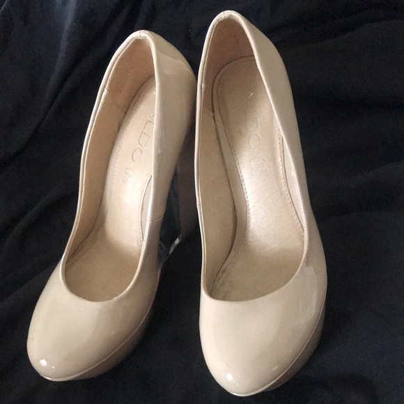 Beautiful wedge hill beige shoes by Aldo - Picture 2 of 5
